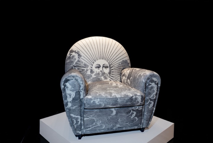 Poltrona Vanity Fair di Poltrona Frau con decoro sole, showroom Linear Design
